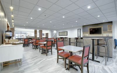 Dining area with comfortable mobiliary perfect for co-working at Holiday Inn Express & Suites Airport-Calgary.