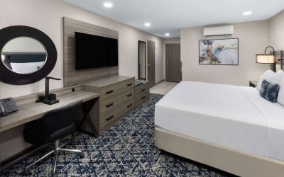 King room at Wyndham DFW Airport.