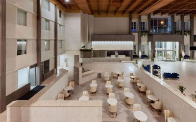 Coworking and dining space at Wyndham DFW Airport.