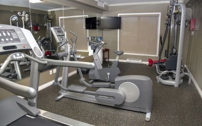 Equipped fitness center at Hotel Brossard. 
