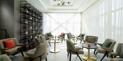 Lounge area perfect for co-working at DoubleTree By Hilton Montreal Airport.