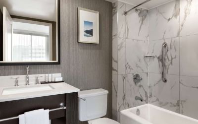 Private bathroom with tub at the Embassy Suites by Hilton Montreal Airport.
