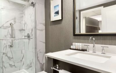 Private bathroom with shower at the Embassy Suites by Hilton Montreal Airport.