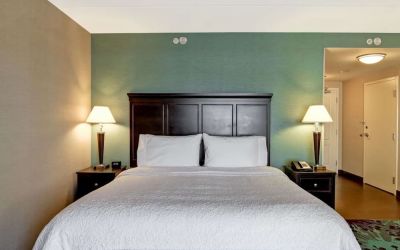 King bed at Hampton Inn By Hilton Toronto Airport Corporate Centre.