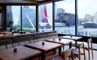 Dining area with comforatble seating, perfect for co-working at DoubleTree By Hilton Montreal.
