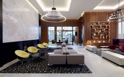 Comfortable hotel lobby perfect for co-working at Hilton Garden Inn Montreal Midtown.