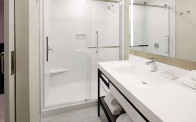 Private bathroom with shower at Hilton Garden Inn Montreal Midtown.