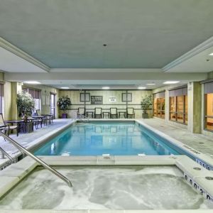Relaxingo indoor pool at the  Hampton Inn & Suites By Hilton Guelph.