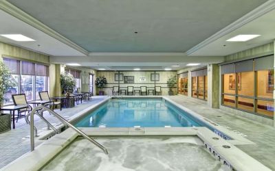 Relaxingo indoor pool at the  Hampton Inn & Suites By Hilton Guelph.