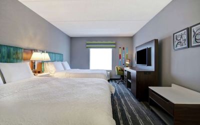 Day use twin room with TV, work desk and private bathroom at the Hampton Inn & Suites By Hilton Guelph.