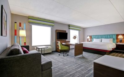 Day use studio suite with work station, lounge area and lounge area at the Hampton Inn & Suites By Hilton Guelph.