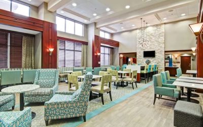 Hotel lounge and dining area with comfortable seating at the  Hampton Inn & Suites By Hilton Guelph.