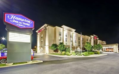 Hotel exterior and parking area at the  Hampton Inn & Suites By Hilton Guelph.