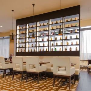 Dining area perfect for coworking at Hilton Albany.
