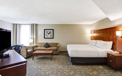 Day use room with TV screen, lounge area, work desk and private bathroom at the Holiday Inn Oakville Centre.
