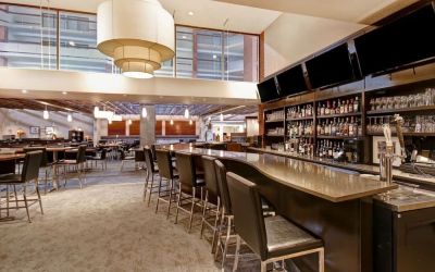 Hotel bar with comfortable seating at the Holiday Inn Oakville Centre.