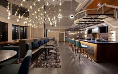 Dining area with lounge sitting perfect for co-working at the Four Points By Sheraton St Catharines Niagara Suites.