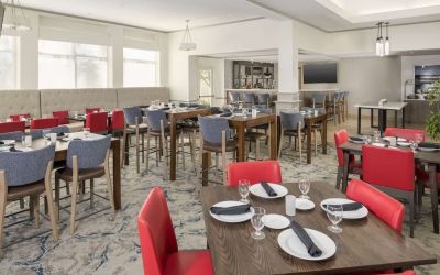 Dining area perfect for coworking at Hilton Garden Inn Boca Raton.