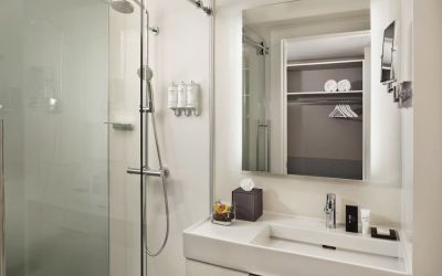 Guest bathroom with shower at Innside By Melia New York Nomad.