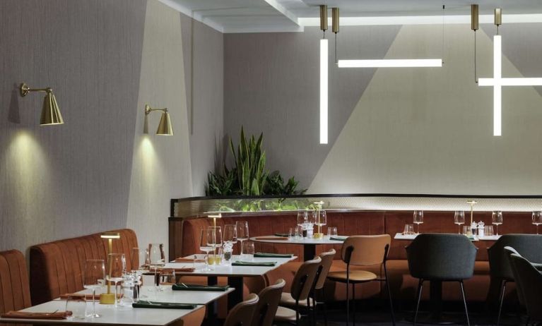 Dining area perfect for coworking at Novotel London Paddington.
