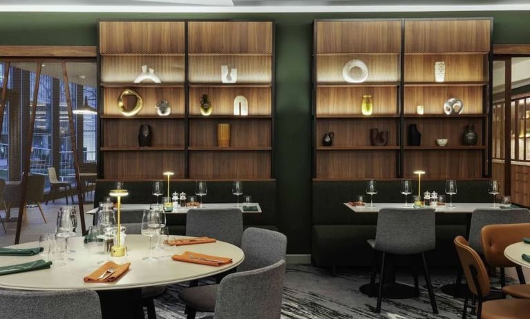 Dining area perfect for coworking at Novotel London Paddington.
