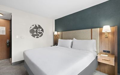 Day use room with natural light at Holiday Inn Manhattan 6th Ave - Chelsea.