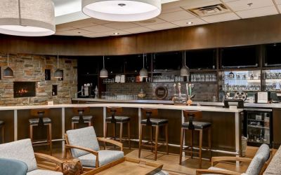 Hotel bar with lounge area at Four Points By Sheraton Toronto Mississauga.