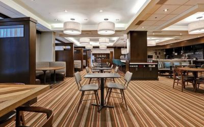 Dining area with comfortable seating perfect for co-working at Four Points By Sheraton Toronto Mississauga.