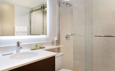 Private guest bathroom with shower and free toiletries at DoubleTree By Hilton Hotel Toronto Airport West.