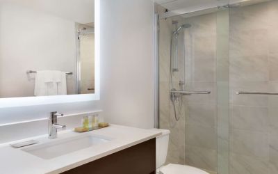 Private guest bathroom at DoubleTree By Hilton Hotel Toronto Airport West.
