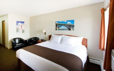 Day use room with private bathroom at Riviera Motor Inn.