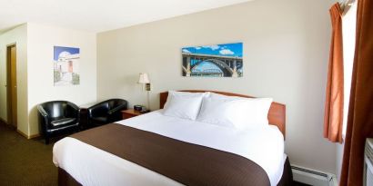 Day use room with private bathroom at Riviera Motor Inn.