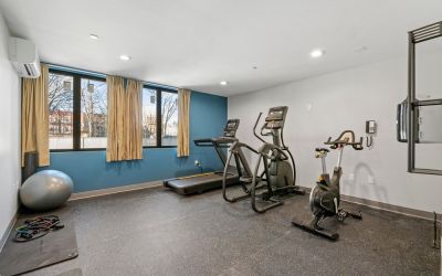 Fitness center at Holiday Inn Express & Suites Bronx.