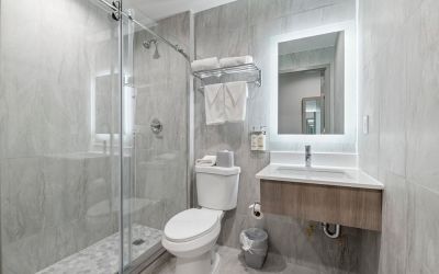 Day room with guest bathroom at Holiday Inn Express & Suites Bronx.