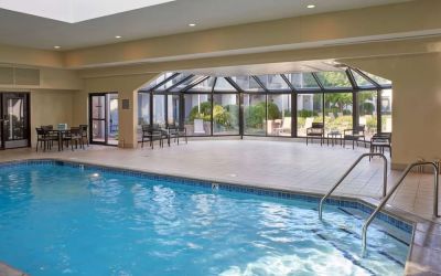 Indoor pool at Sonesta Select Minneapolis Eden Prairie.