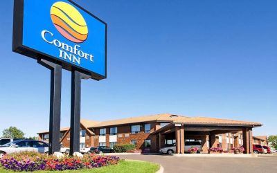 Hotel exterior and parking area at Comfort Inn Swift Current.