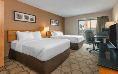 Day use twin room with work desk at Comfort Inn Simcoe.