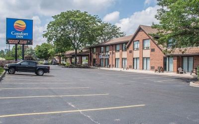 Hotel exterior and parking area at Comfort Inn Simcoe.