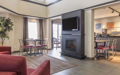 Lobby lounge with fireplace at Comfort Inn Sept-Iles. 