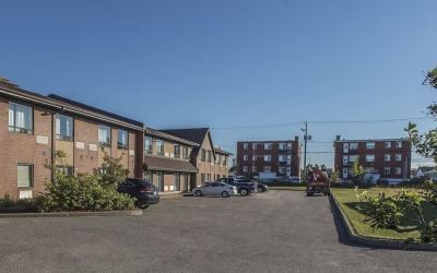 Hotel exterior and parking area at Comfort Inn Sept-Iles. 