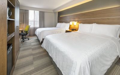 Day use twin room with work desk at Holiday Inn Express Toronto Downtown.