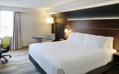 Day use toom with sofa, work desk and private bathroom at Holiday Inn Express Toronto Downtown.
