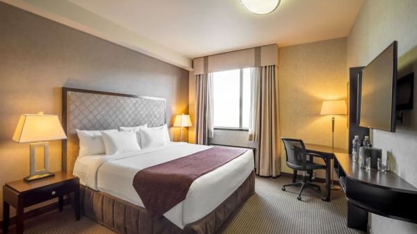 Hotel Acclaim Hotel Calgary Airport image