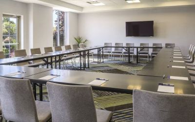 Professional meeting room at Holiday Inn Express & Suites North Bay.