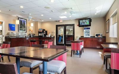 Dining area perfect for coworking at Comfort Suites Lombard - Addison.