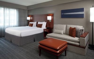 Day use room with sofa at Courtyard By Marriott Los Angeles LAX/Century Boulevard.