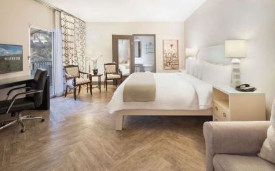 King bedroom with sofa at Hollywood Hotel.