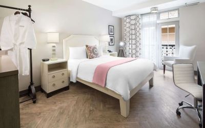 Queen bedroom with work desk at Hollywood Hotel.