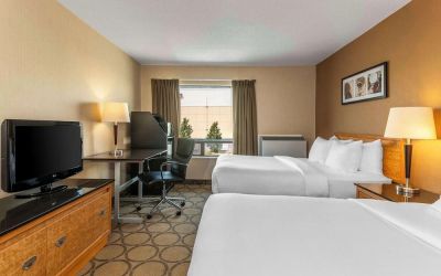 Day use twin room with TV and work desk at Comfort Inn Yarmouth.