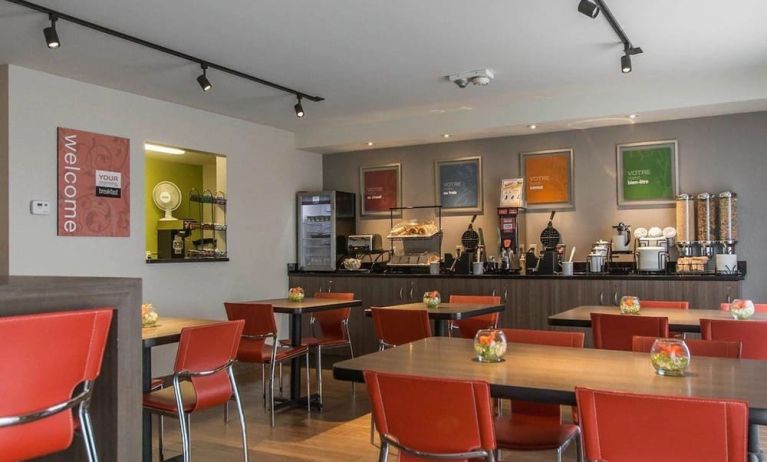 Dining area perfect for co-working at Comfort Inn Val D'or. 